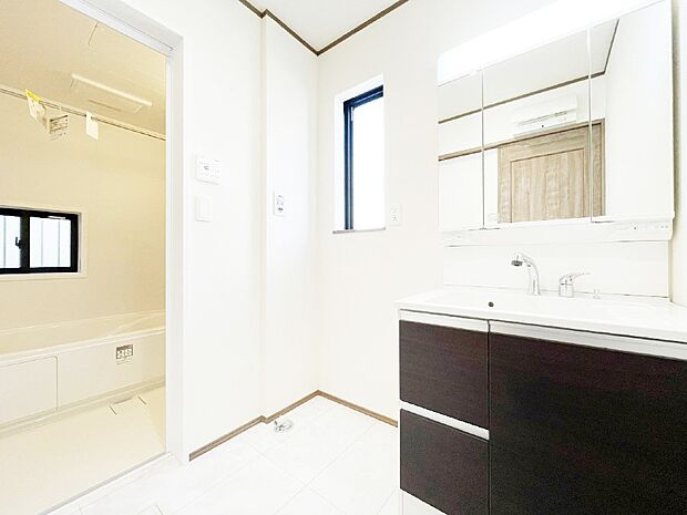 【脱衣場】清潔感ある洗面化粧室で朝の身支度も快適