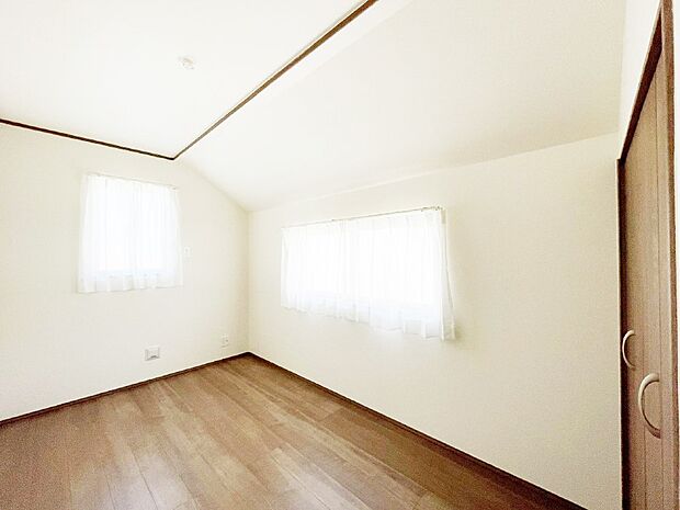 【子供部屋】窓からのやさしい光が心地よいプライベートルーム