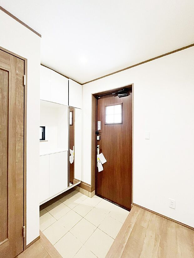 【玄関】下駄箱はご家族の写真や季節のインテリアで飾り棚として演出できます