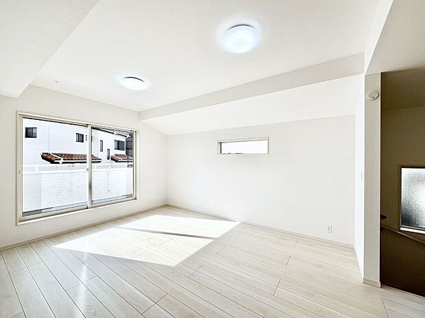 【ダイニング】明るい2階リビング!外からの視線をシャットアウトして家族のプライバシーを守ります。