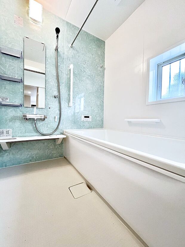 【浴室】窓からの採光が心地よい、爽やかなバスルーム!換気もしやすいですね!