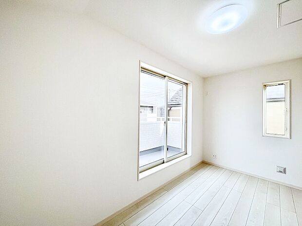 【洋室】バルコニーが開放感をプラスしてくれる洋室