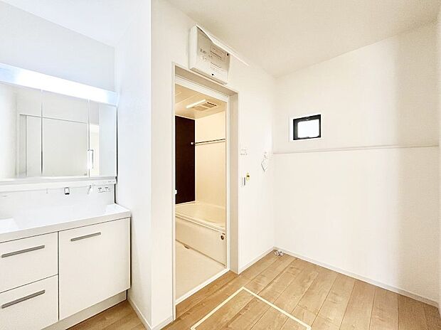 【脱衣場】清潔感ある洗面化粧室で朝の身支度も快適