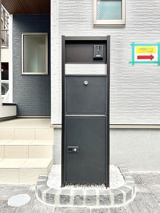 【その他現地】シンプルデザインのポスト。