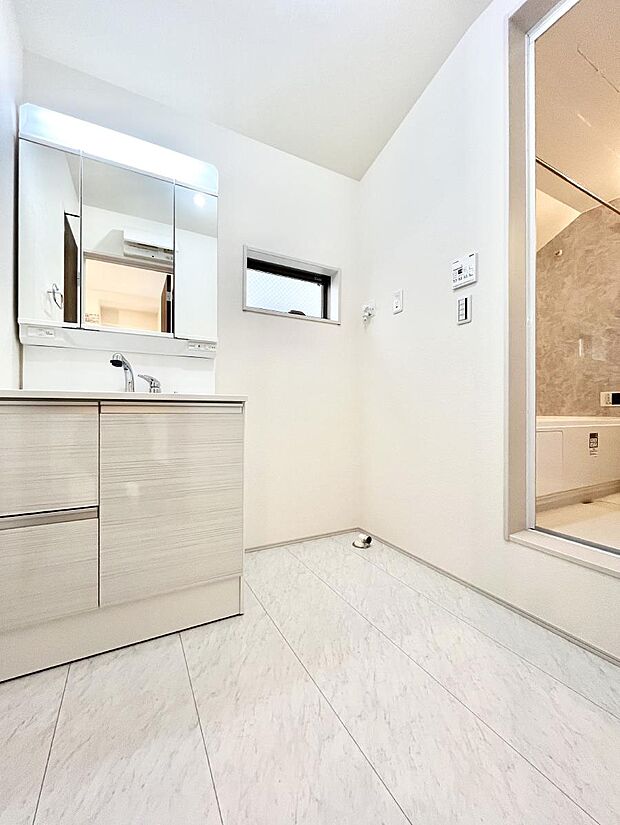 【脱衣場】清潔感のある快適空間です。毎日の身支度も気持ち良くお使い頂けます。 