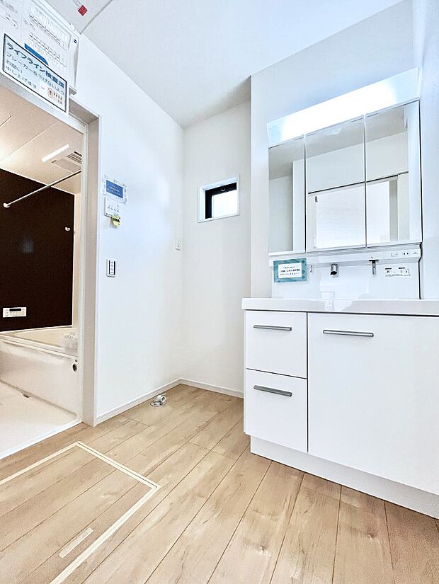 【脱衣場】小窓がついているので湿気の多い場所でも換気が十分行えます。毎日の身支度を気持ち良く!