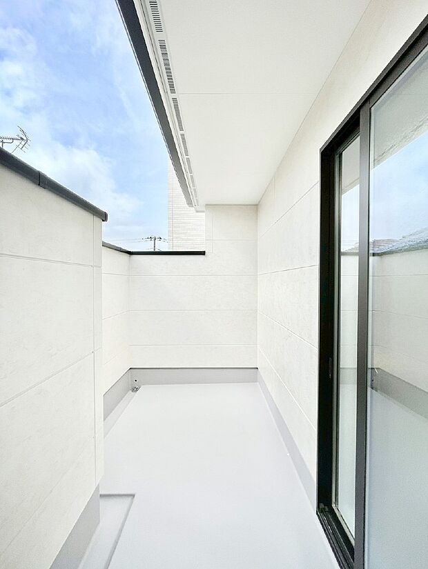 【バルコニー】ゆったりバルコニーだから沢山お洗濯ものを干せます。