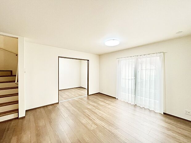 【ダイニング】隣接の洋室を開放すればさらに広々空間に