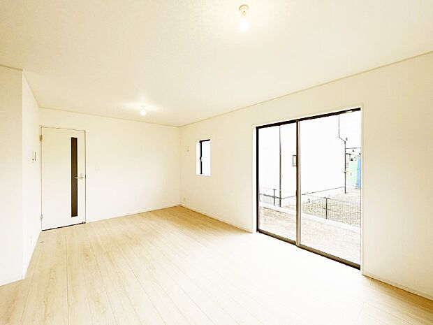 【リビングダイニング】大きな窓からたっぷりの陽光と風を感じられるリビング