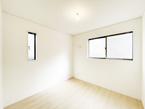 【子供部屋】窓からのやさしい光が心地よいプライベートルーム