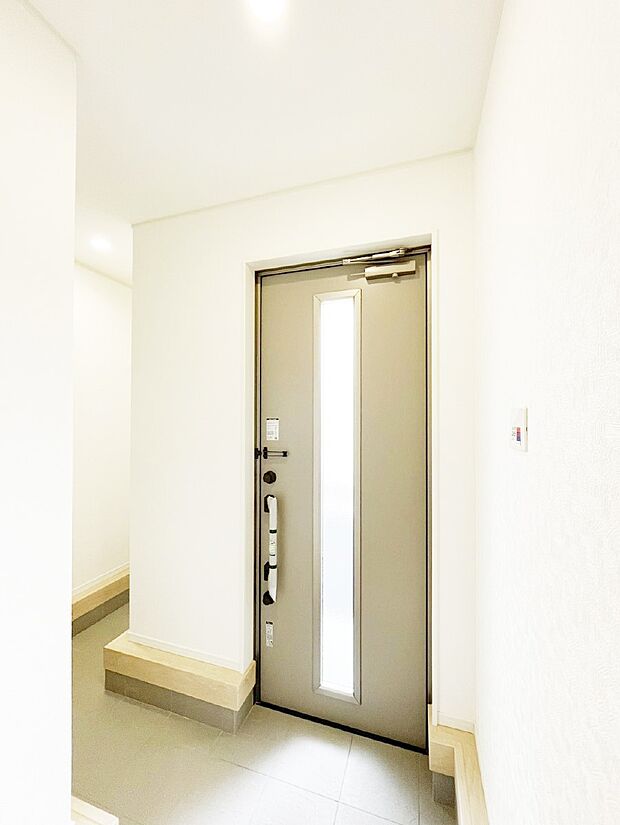 【玄関】ガラススリットの入った玄関ドアが室内に光を届けてくれます