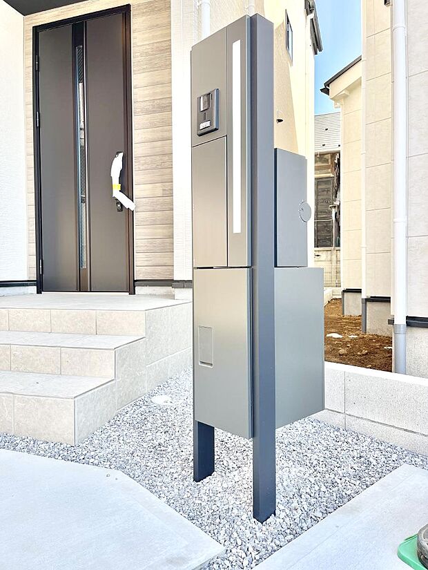 【その他現地】シンプルデザインのポスト。