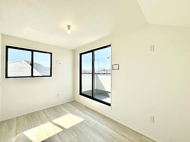 【洋室】バルコニーが開放感をプラスしてくれる洋室