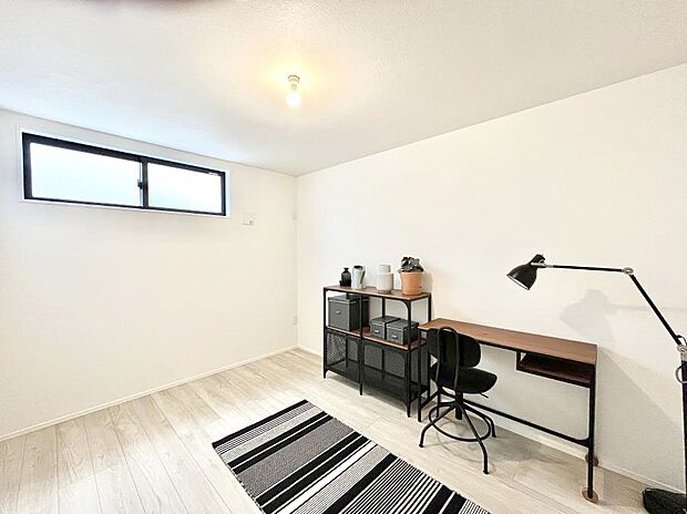 【子供部屋】窓からのやさしい光が心地よいプライベートルーム