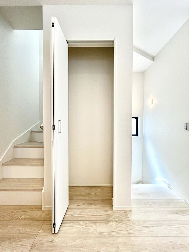 【リビング収納】リビング収納。ここに収納があると物が集まるLDKがスッキリ片付きそうですね。  