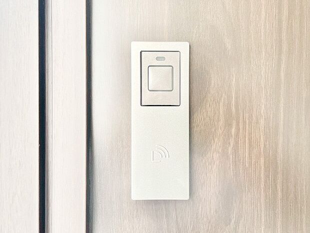 【その他現地】ボタンを押してかざすだけ!玄関ドアは電子キー仕様です。