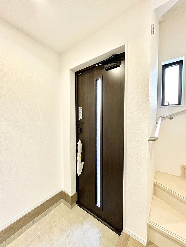 【玄関】明るい玄関はお客様をお出迎えするのにぴったりです！ 