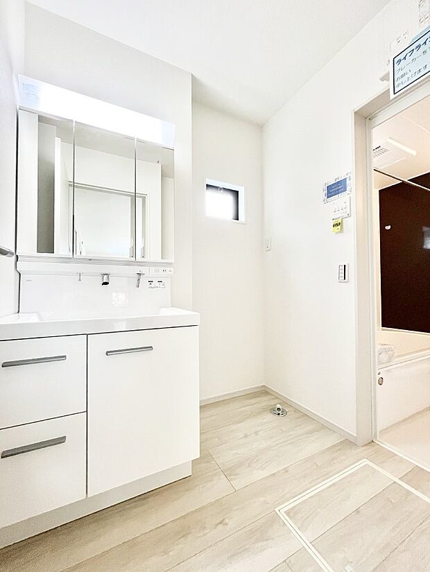 【脱衣場】清潔感ある洗面化粧室で朝の身支度も快適