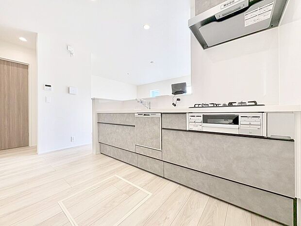 【ダイニングキッチン】リビングで遊ぶお子様を見守りながらお料理ができる対面キッチン。