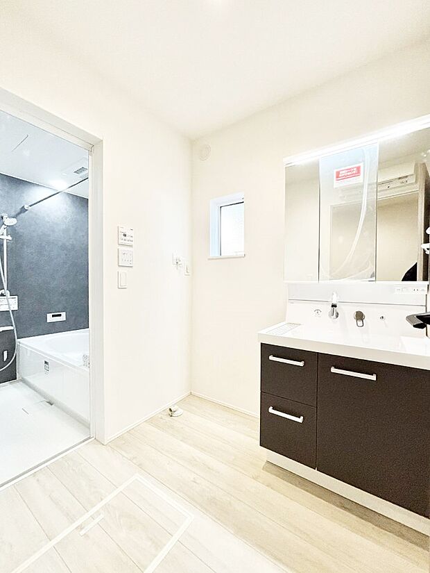 【脱衣場】清潔感ある洗面化粧室で朝の身支度も快適