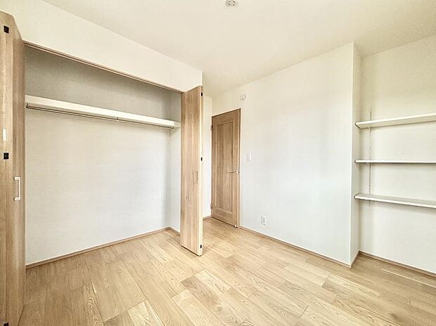 【寝室】収納が充実しているので居住スペースを広々使えます