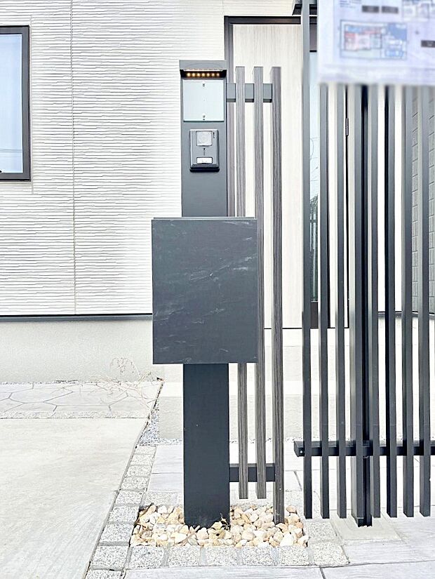 【その他現地】表札・インターホン・ポストをひとつに集約。エントランスになじむシンプルデザイン。