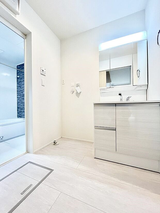 【脱衣場】清潔感のある快適空間です。毎日の身支度も気持ち良くお使い頂けます。