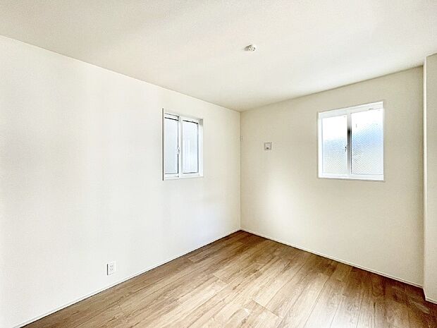 【洋室】2面採光を確保した明るい空間。家族みんなが快適な暮らしを実現する設計です。