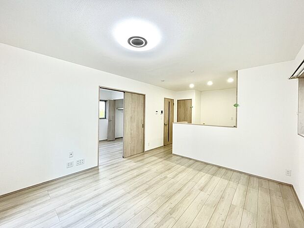 【リビングダイニング】隣接の洋室を開放すればさらに広々空間に