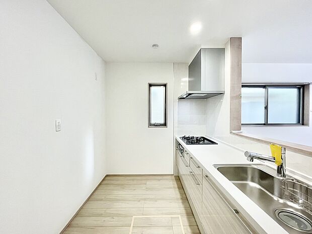 【ダイニングキッチン】爽やかな風が通り抜けるキッチン。窓があるので明るく換気にも役立ちます。