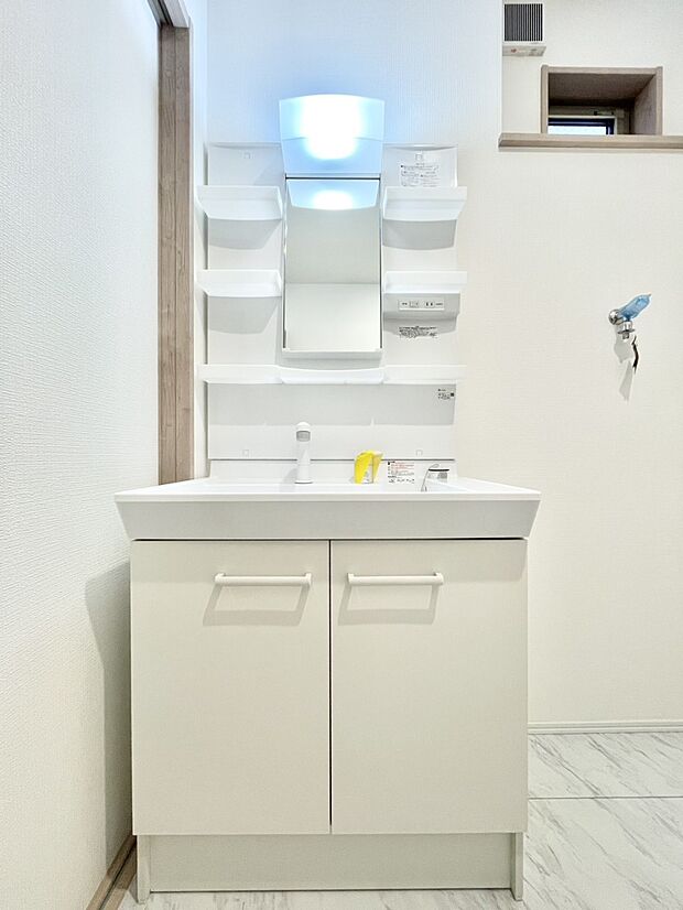 【洗面台・洗面所】スキンケア用品や整髪料を取り出しやすい収納棚付きの洗面化粧台!