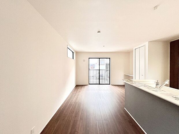 【ダイニング】大きな窓からたっぷりの陽光と風を感じられるリビング  