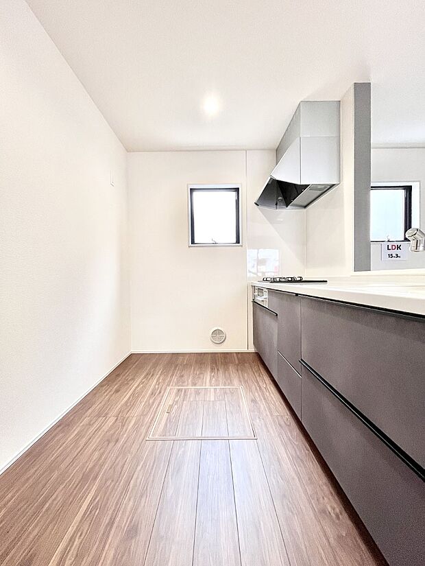 【キッチン】ゆとりあるキッチンではご家族と楽しくお料理ができます。