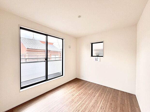 【洋室】明るいバルコニーサイドに洋室を設置。目覚めの良い寝室に。