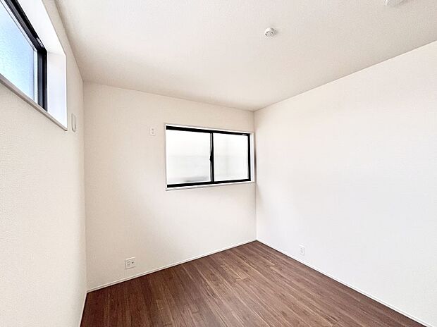 【子供部屋】２面採光で気持ちよく自然光が取り入れられるのでお子様のお部屋にもピッタリ