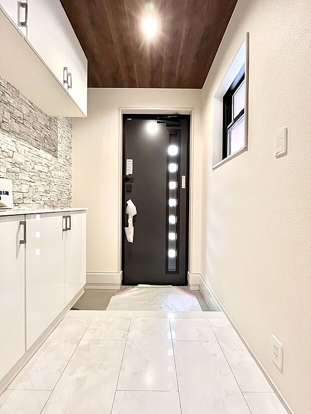 【玄関】明るい玄関はお客様をお出迎えするのにぴったりです！ 