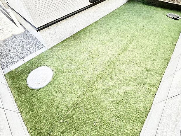 【庭】プランターを並べて季節のお花を楽しめるお庭付き。