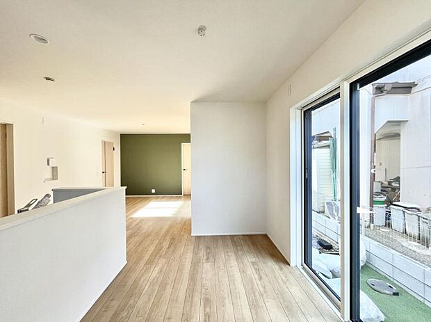 【リビングダイニング】明るい陽光が注ぎ、寛ぎの雰囲気に満たされるリビング・ダイニング。