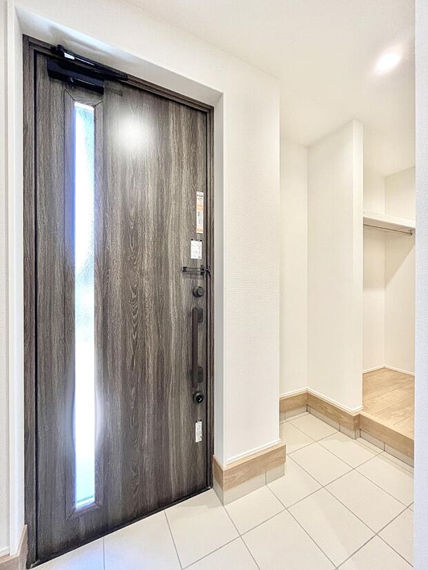 【玄関】家族の帰宅やお客様をあたたかく迎える玄関