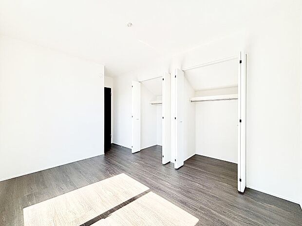 【寝室】収納が充実しているので居住スペースを広々使えます