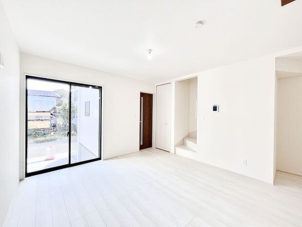 【リビングダイニング】明るい陽光が注ぎ、寛ぎの雰囲気に満たされるリビングダイニング