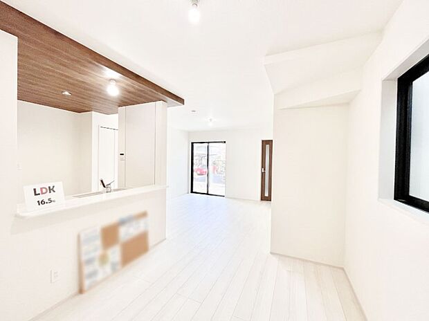 【ダイニング】家族の笑顔が自然と生まれてくる、そんな雰囲気のダイニングに仕上がっています。