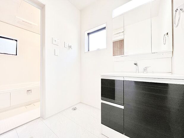 【脱衣場】清潔感のある快適空間です。毎日の身支度も気持ち良くお使い頂けます！