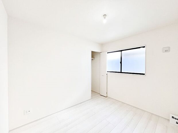 【子供部屋】お子さまのお部屋としても！衣類の整理整頓に便利なクローゼット付きの洋室。