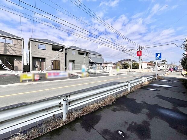 【前面道路含む現地写真】見通しの良さとともに、街並みに開放感を与えてくれます。