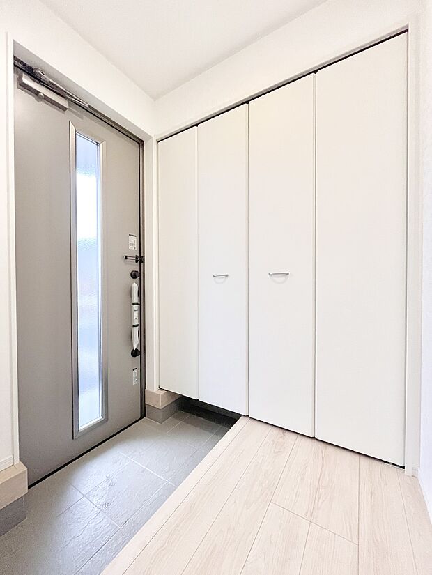 【玄関】天井まである玄関収納で、家族全員の靴もすっきり収納!