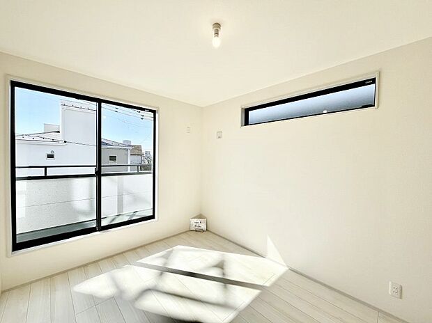 【寝室】明るいバルコニーサイドに洋室を設置。目覚めの良い寝室に。