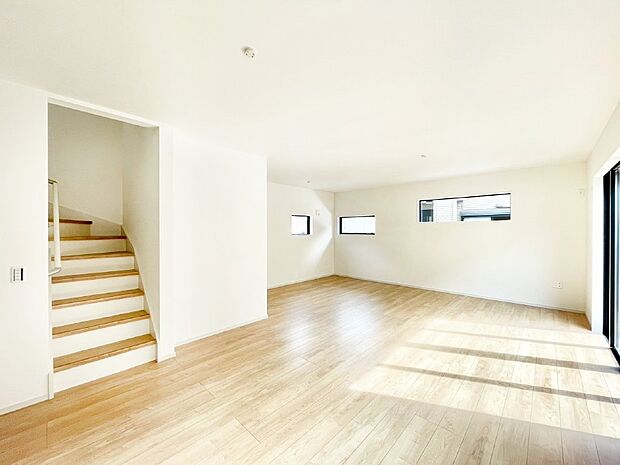 【ダイニング】家族とのコミュニケーションが深まるリビングイン階段を採用したダイニング