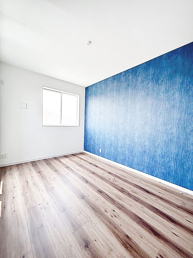 【寝室】使いやすい形でベットや家具の置き方にも困ることもありません。