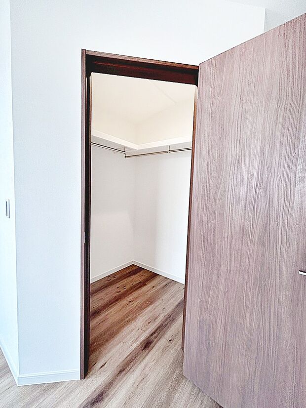 【ウォークインクローゼット】ウォークインクローゼット付きで生活空間を広く利用できます。